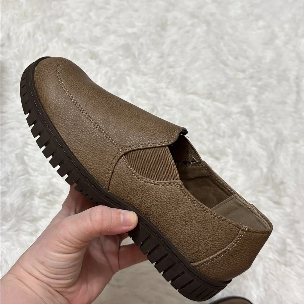 NWOT Easy Street Taupe Women’s Oriel Comfort Flats Slip On Size 6 NARROW